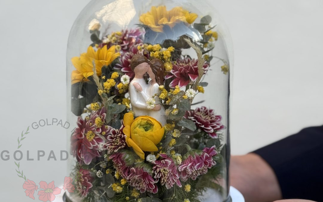 گل‌آرایی شیک و مدرن با گلدان شیشه‌ای