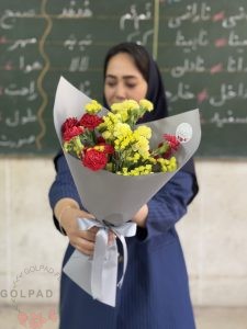 دسته گل نیکا نرکیبی از میخک قرمز و زرد