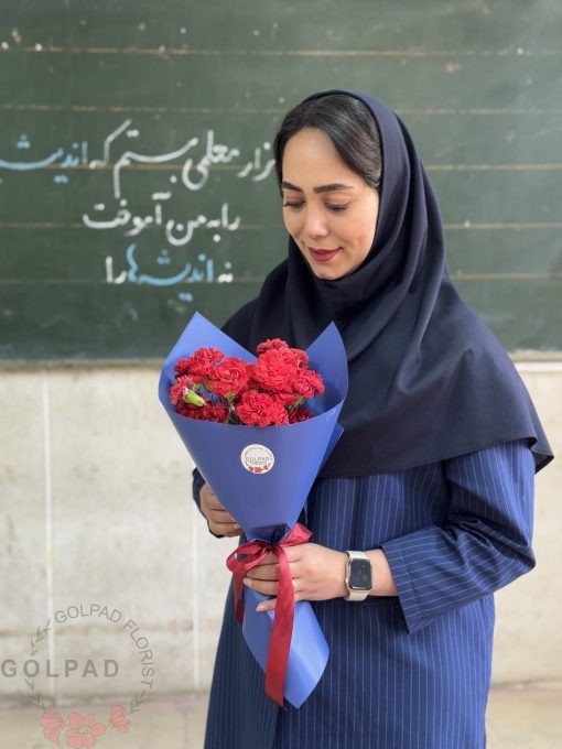 دسته گل فرنوش با میخک قرمز پر از عشق - تصویر 2