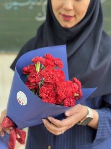 دسته گل فرنوش با میخک قرمز پر از عشق