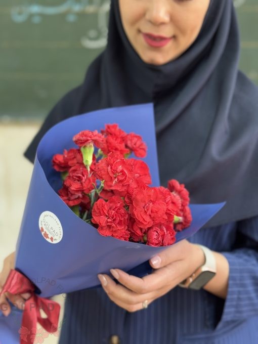 دسته گل فرنوش با میخک قرمز پر از عشق