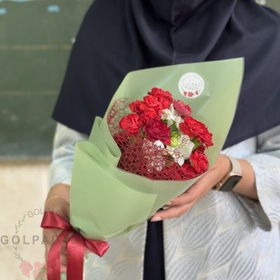 دسته گل زیبای شهرزاد ترکیبی از میخک و آلستر