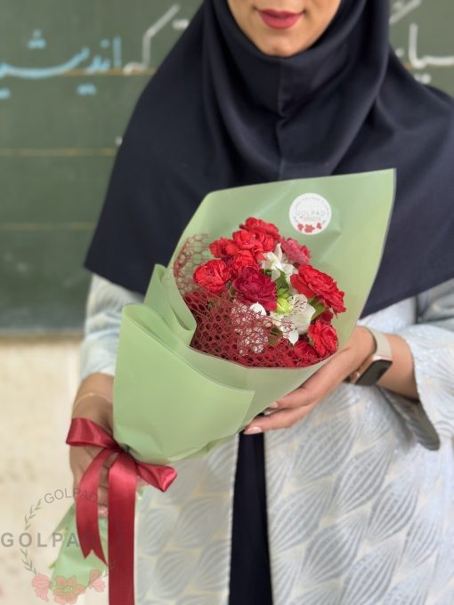 دسته گل زیبای شهرزاد ترکیبی از میخک و آلستر